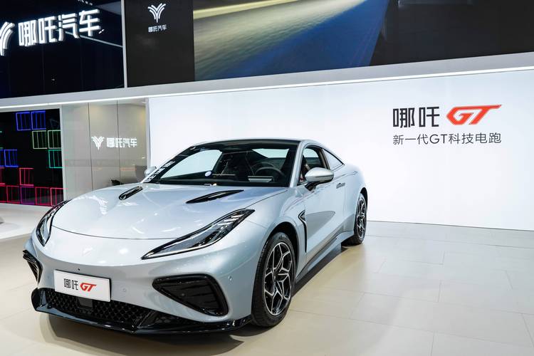 重庆270哪吒汽车在智能汽车领域的表现，领途汽车在新能源汽车市场中的影响力